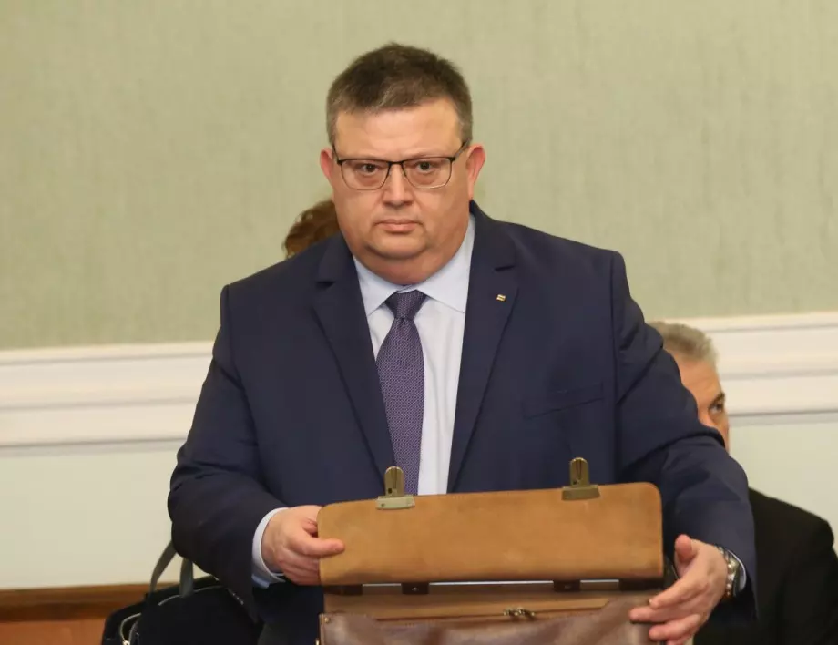 Сотир Цацаров подава оставка, но от 1 март