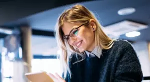 Виц за днес: Блондинка секретарка влиза в стаята