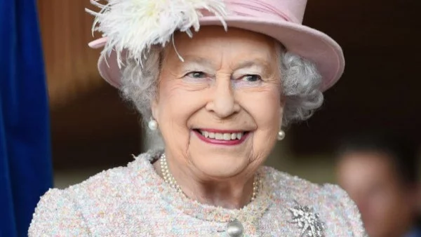  Елизабет Втора навърши 93 (видео)