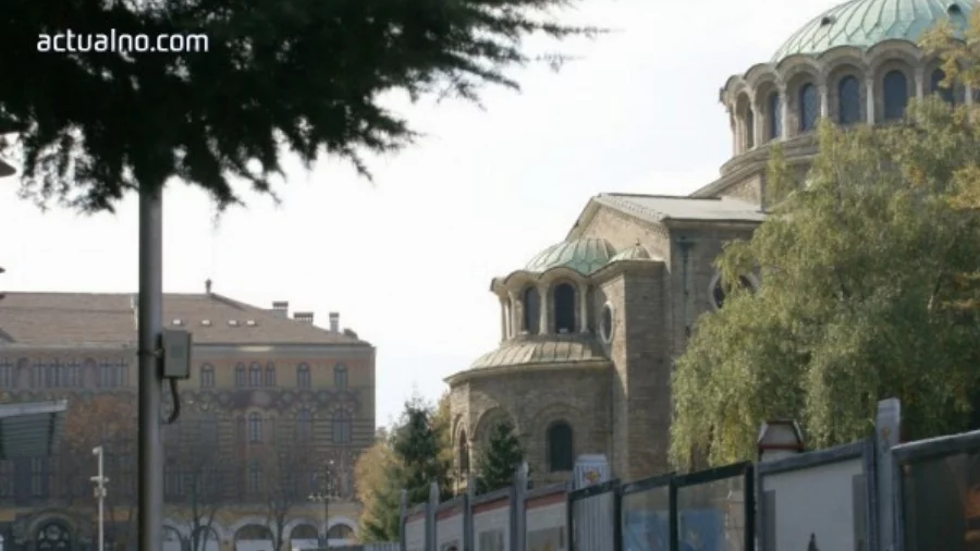 Паркирани коли на площад "Света Неделя" в София ще има поне до 2022 г.