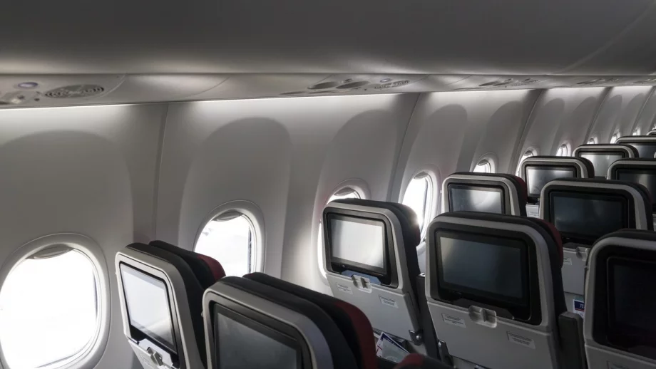 Защо е добре да си носите лепенки в самолета