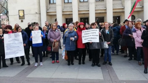 Медицински сестри от Бургас: Не ни прогонвайте в чужбина!