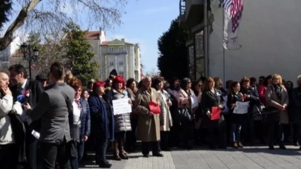 Над сто медицински сестри в Пловдив протестираха срещу ниското си заплащане