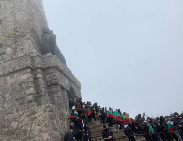 Хиляди българи се насочват към историческия паметник на свободата в