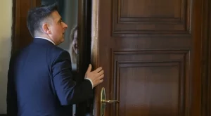  {{ otherArticle[0].article.title }} 