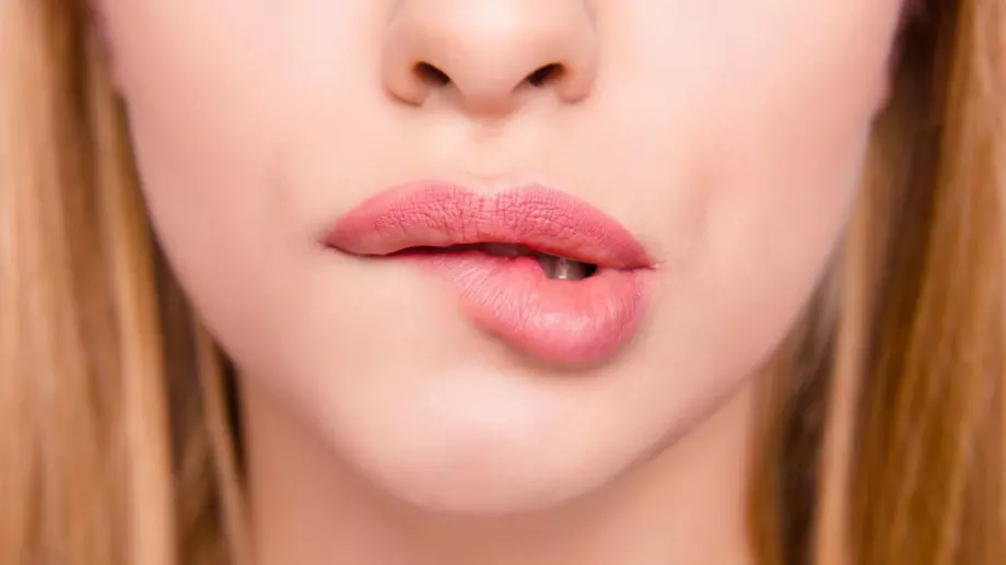 Защо устните се подуват от солена храна?