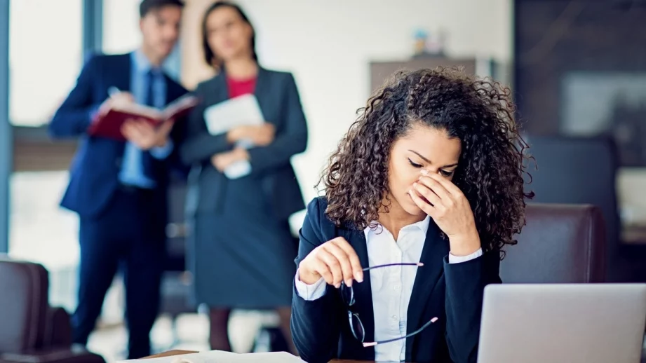 Как да се справите с негативните колеги