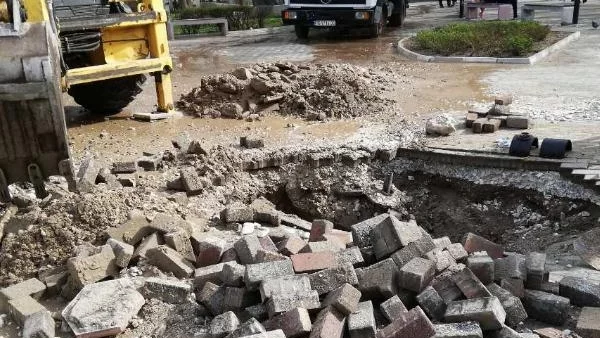 Малък гейзер от вода изригна в центъра на Асеновград (ВИДЕО)