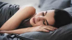 Защо някои хора говорят насън?