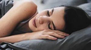 4 начина да се погрижим за кожата си, докато спим