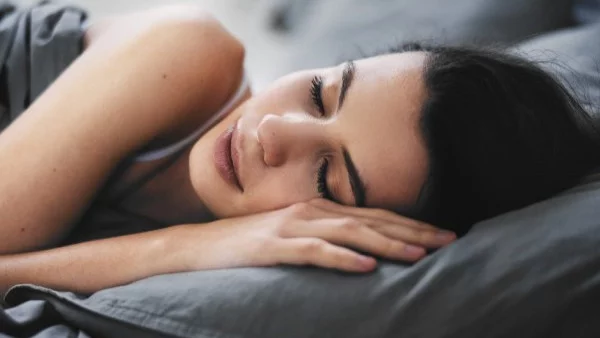 4 начина да се погрижим за кожата си, докато спим