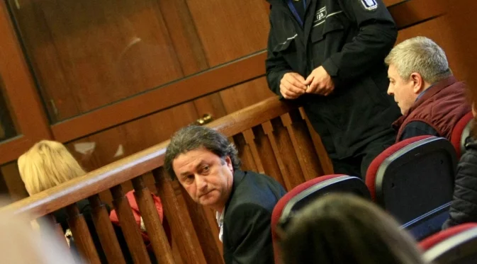 Пуснаха бащата на Тита под домашен арест, тя дойде в съда (Снимка)