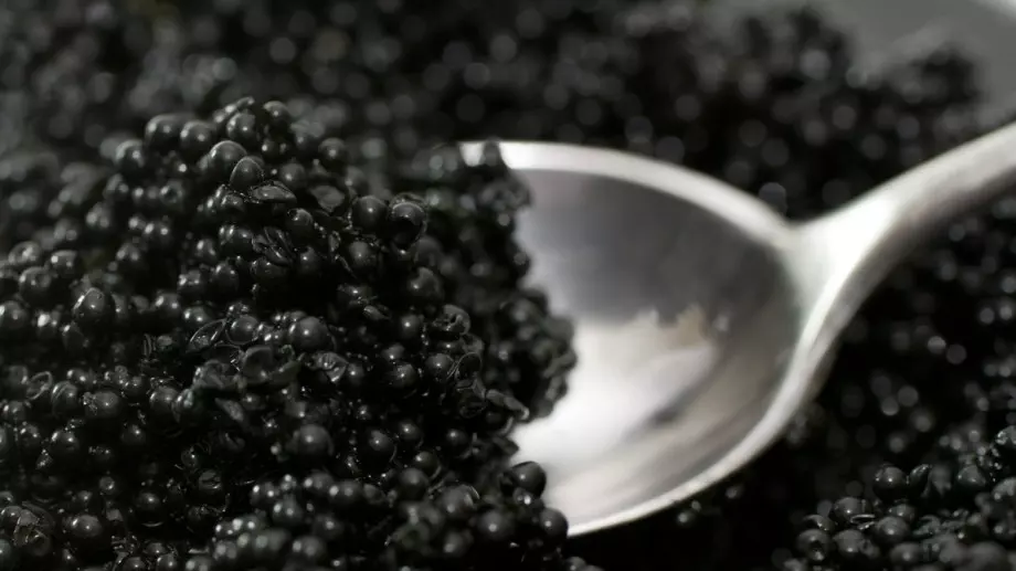 Женски виц за 11 август 2023: Пена купила черен хайвер, за да посрещне гости