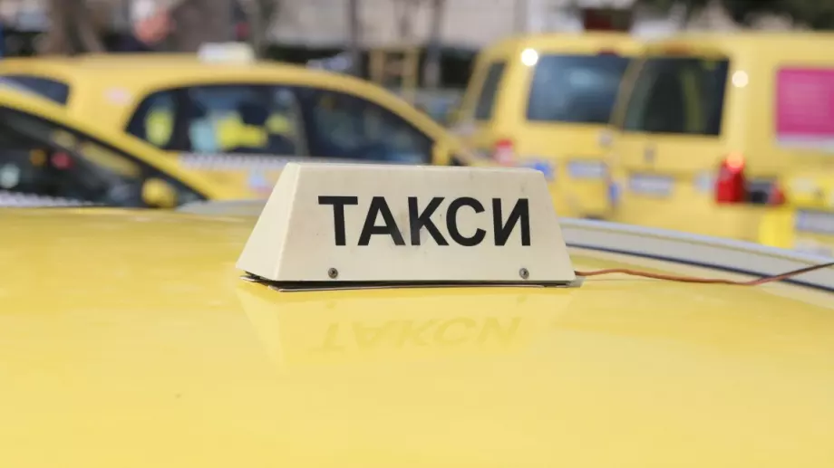 Таксиджии ще къмпингуват безсрочно пред Министерството на транспорта