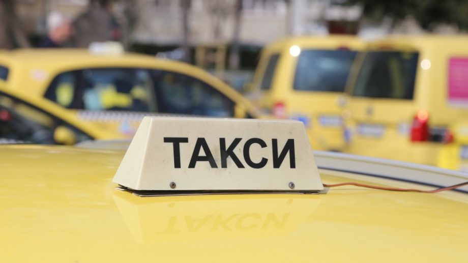 Столичните таксиметрови фирми настояват цената на услугата им да бъде