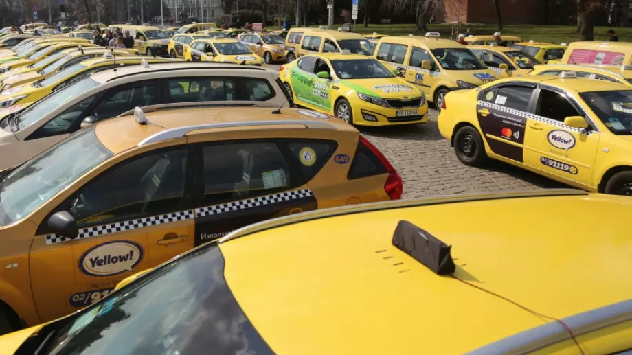 Задава се нов скок в цените на таксиметровите услуги заради скъпите горива