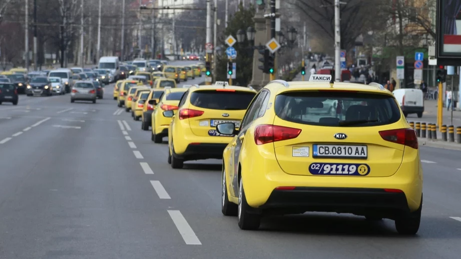 Стотици таксита излязоха на протест в София 