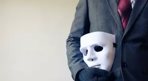 Това са зодиите, които често се преструват на някой друг   