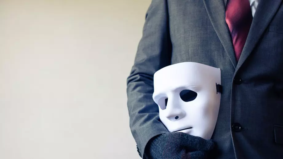 Това са зодиите, които често се преструват на някой друг   