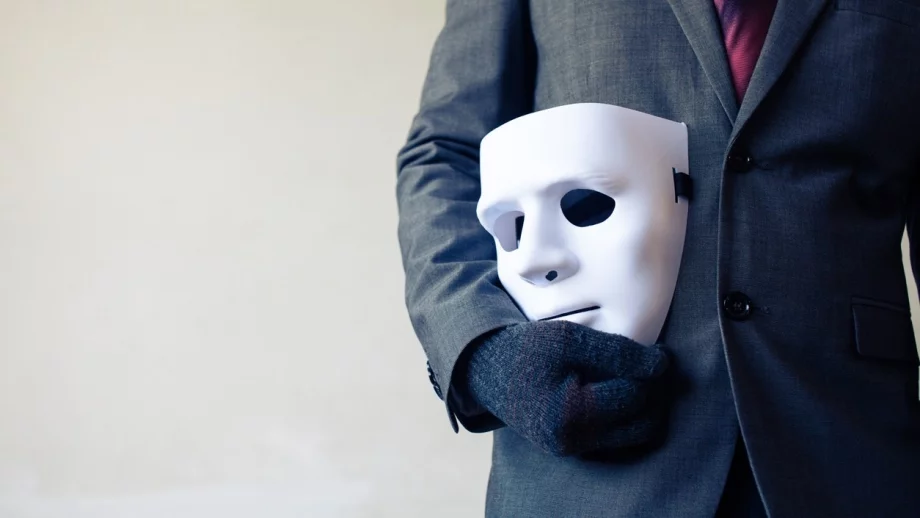 Ако човекът срещу вас прави тези 6 неща, значи ви лъже