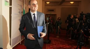 Гербаджиите в НС подариха на Цветанов маратонки на изпроводяк