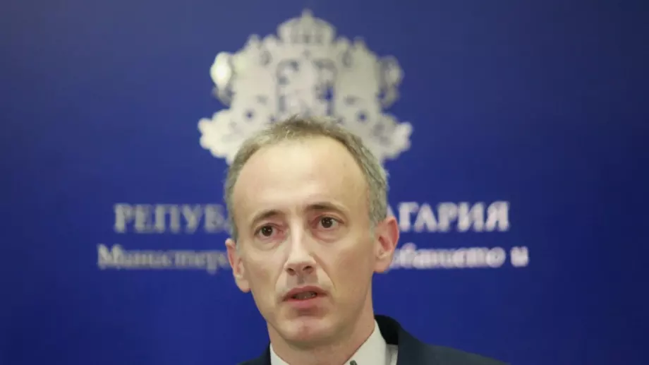 Училищата минават изцяло на онлайн обучение