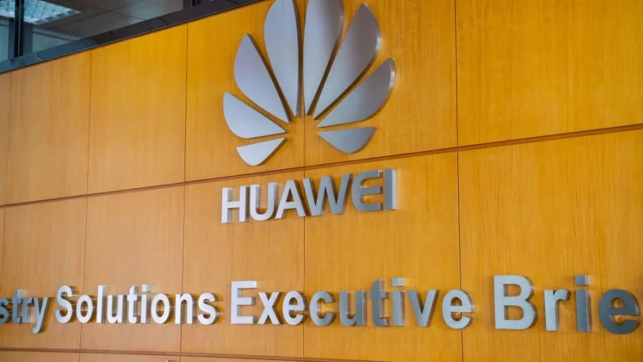 Мей позволи на Huawei да гради част от 5G мрежа във Великобритания