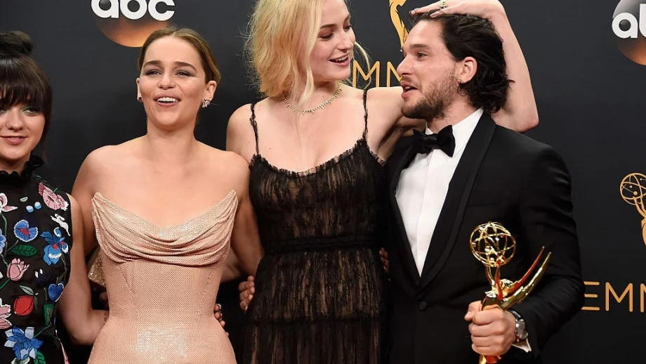 Софи Търнър взима три пъти по-малко от Кит Харингтън в "Игра на тронове". Но няма нищо против