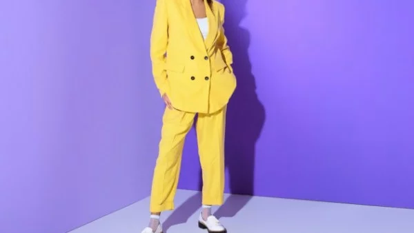 Must have тази пролет: Цветен костюм