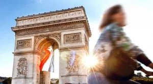 Кристо "опакова" Триумфалната арка в Париж