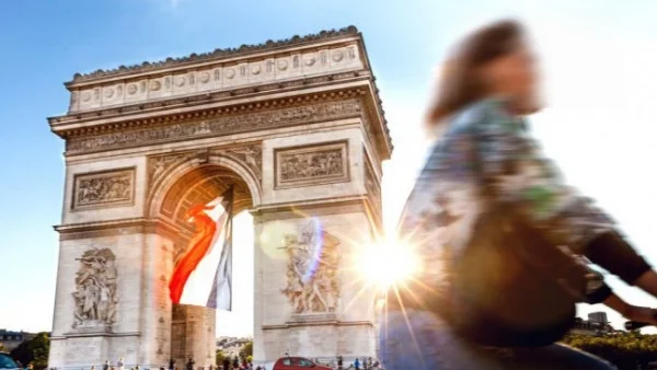 Кристо "опакова" Триумфалната арка в Париж