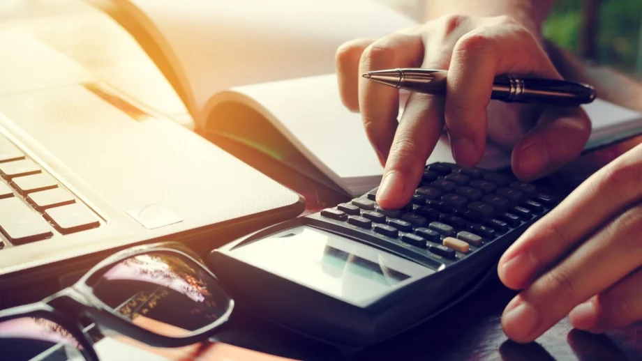 Младите мъже са с най-големи дългове в България