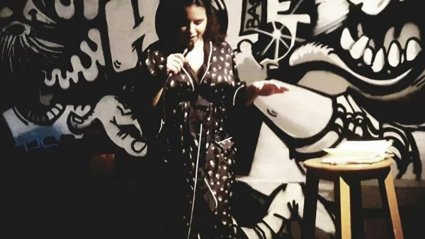 Моника - момичето, което е на "ти" със стендъпа (видео)