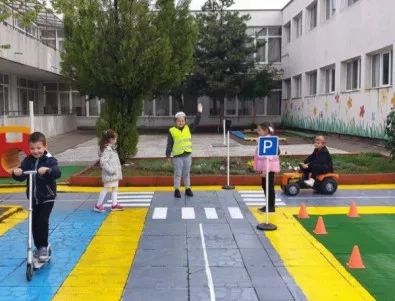 Детска площадка като пътно платно в Благоевград