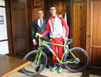 Георги Икономов подари колело на спортист от Банско