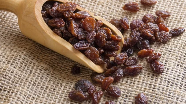 Какво се случва с тялото ни, ако пием вода със стафиди сутрин