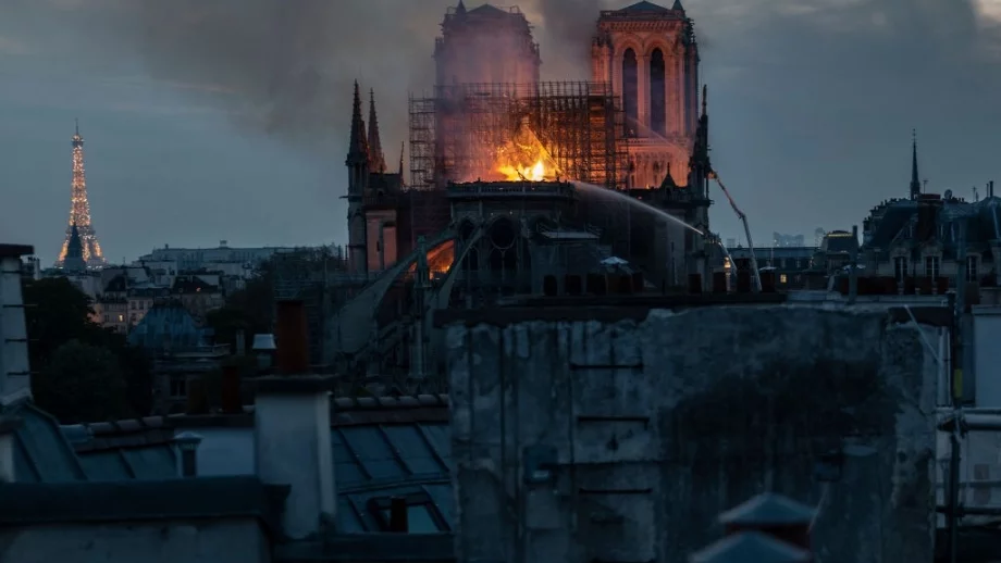 400 пожарникари опитаха да спасят "Нотр Дам"