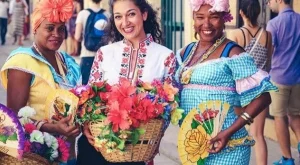 Меги, която обикаля света в българска народна носия