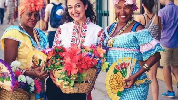 Меги, която обикаля света в българска народна носия