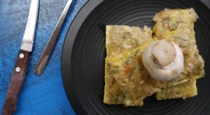 Пълнозърнеста баница със спанак и гъби