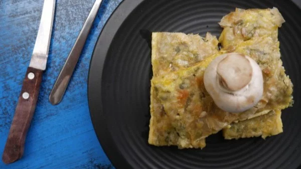 Пълнозърнеста баница със спанак и гъби