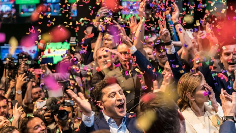 Победа за комика Зеленски в Украйна - а сега накъде?