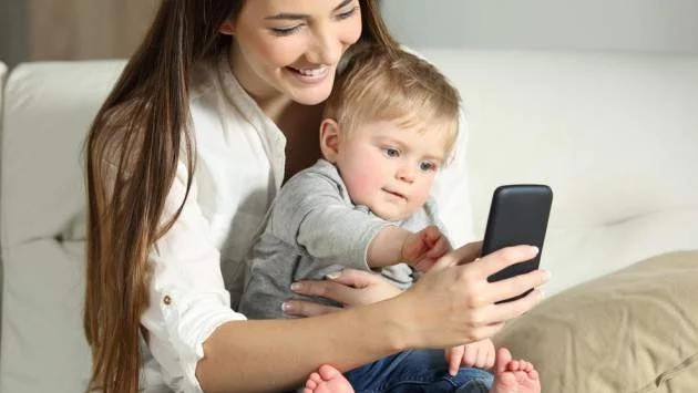 Зависимостта към телефона руши връзката ни с децата