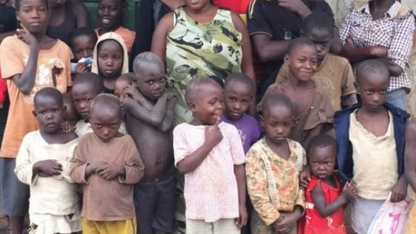 Тя е на 39, има 44 деца и ги отглежда сама...