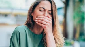 Слагането на ръка пред устата при кихане всъщност е грешно