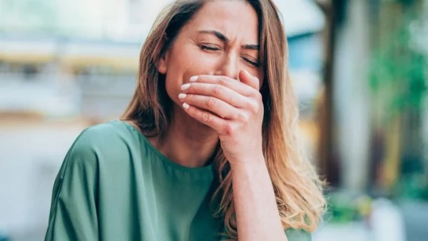 Слагането на ръка пред устата при кихане всъщност е грешно