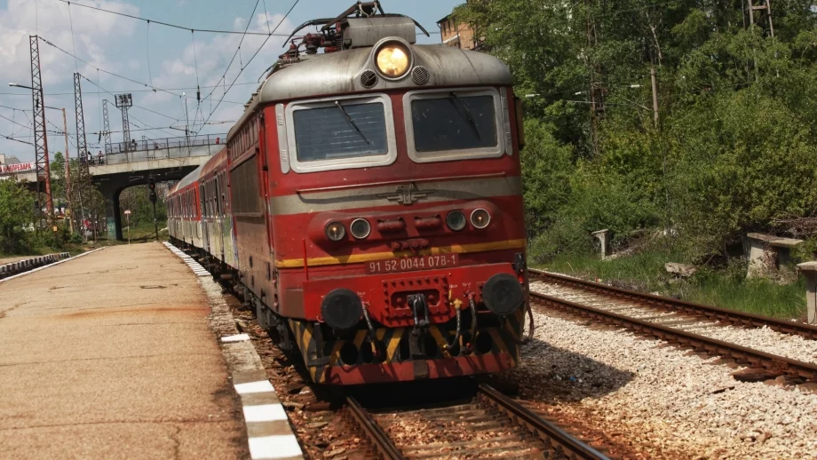 Разкриха как се краде гориво от БДЖ (СНИМКИ)