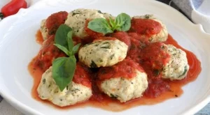 Пуешки кюфтенца с доматен сос