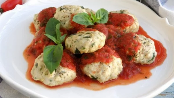 Пуешки кюфтенца с доматен сос