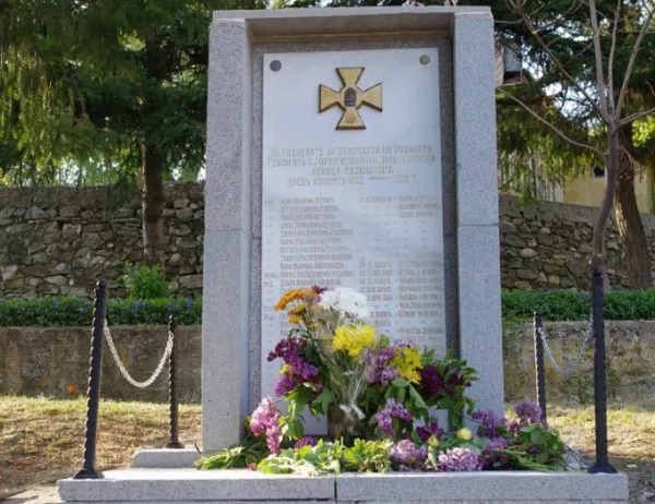 Преди Деня на храбростта откриха обновен войнишки паметник в Казанлъшко